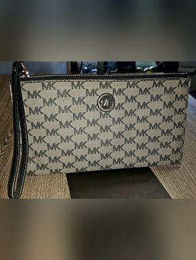 Authentic Michael Kors Fulton MK signature LG zip clutch wristlet black/gray